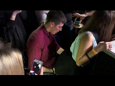 ❤️ Seksê rast di klûbek şevê ya rûsî de. Keçeke rûsî ya 18 salî di nav anus û vajînayê de li klûbeke şevê kenîya ☑ Kalîteya seksê li porno ku.mouthporn.ru ☑